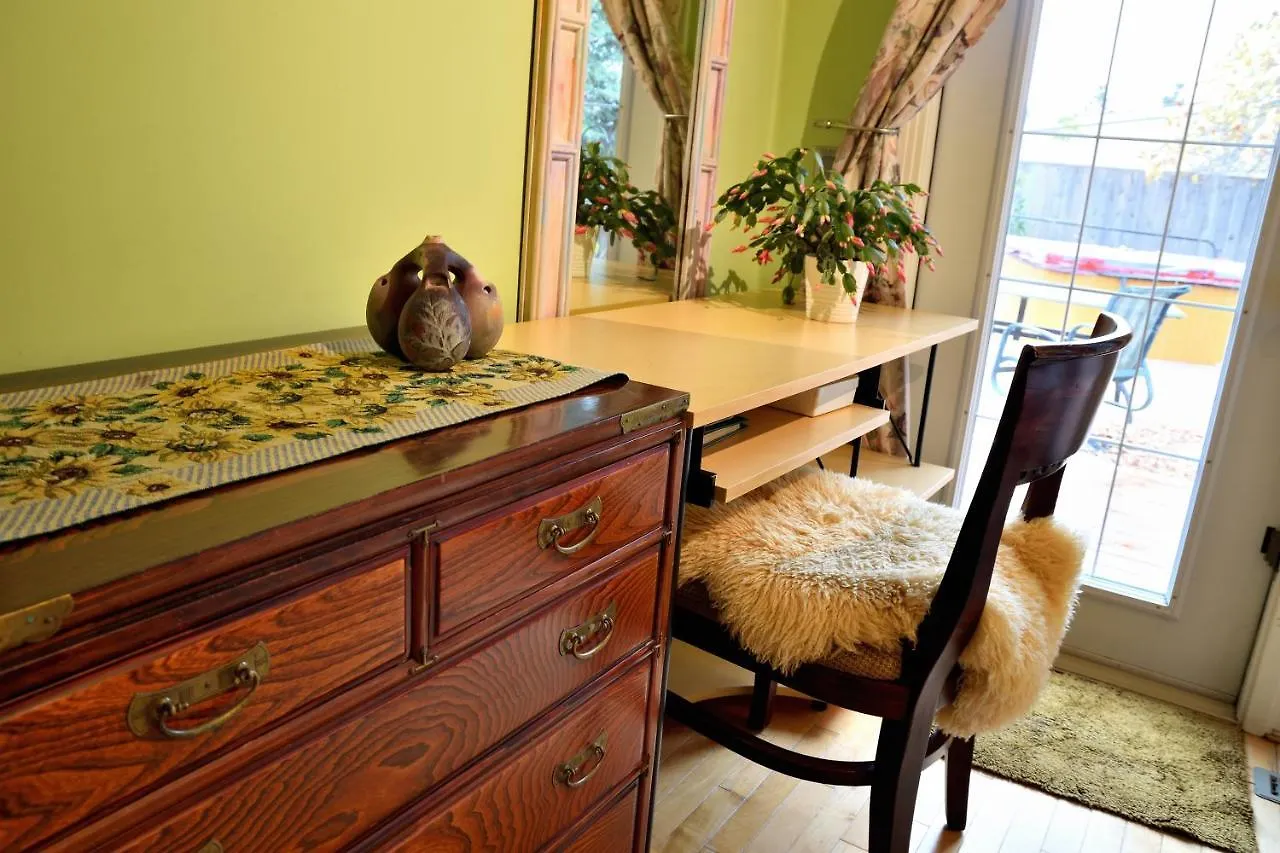 *** Oda ve Kahvaltı Mediterranean Edmonton B&B Kanada