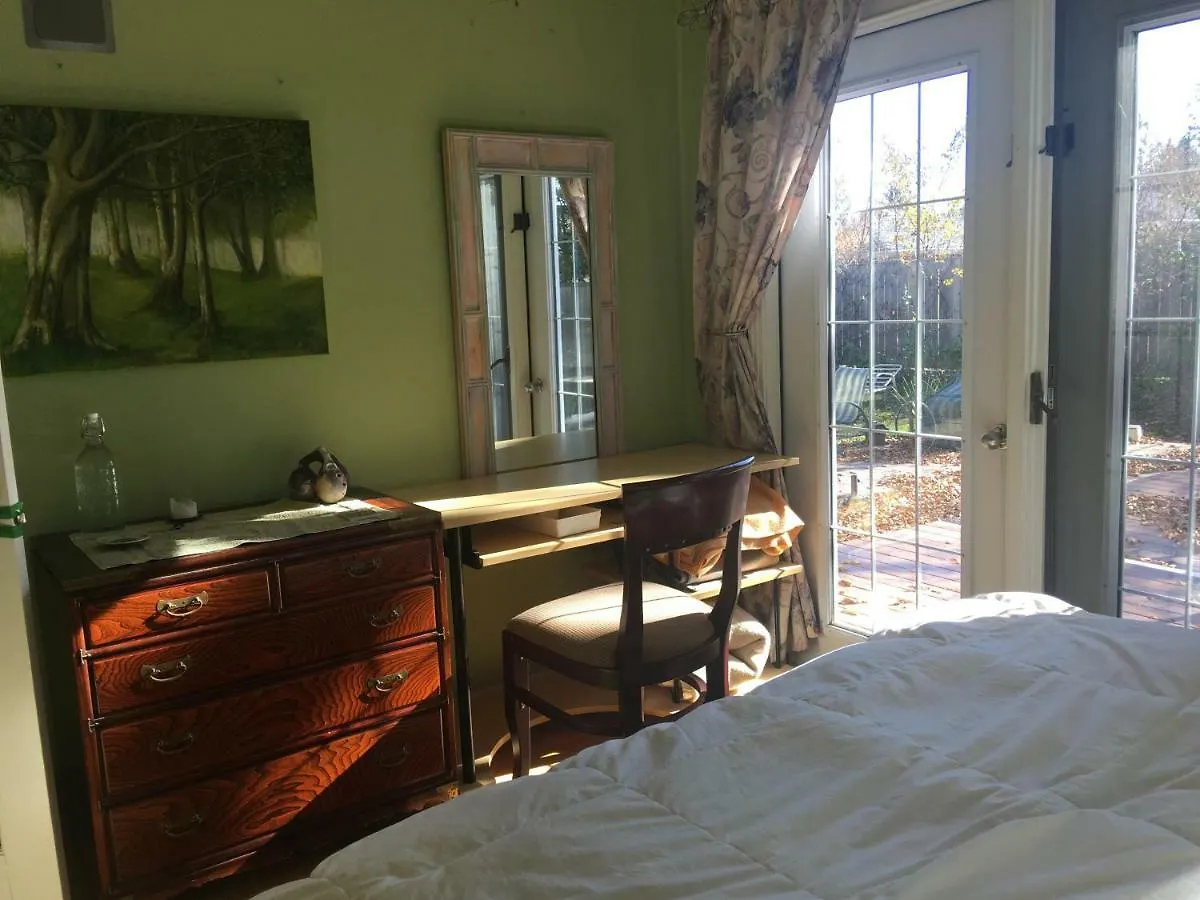Mediterranean Edmonton B&B ベッド・アンド・ブレックファスト